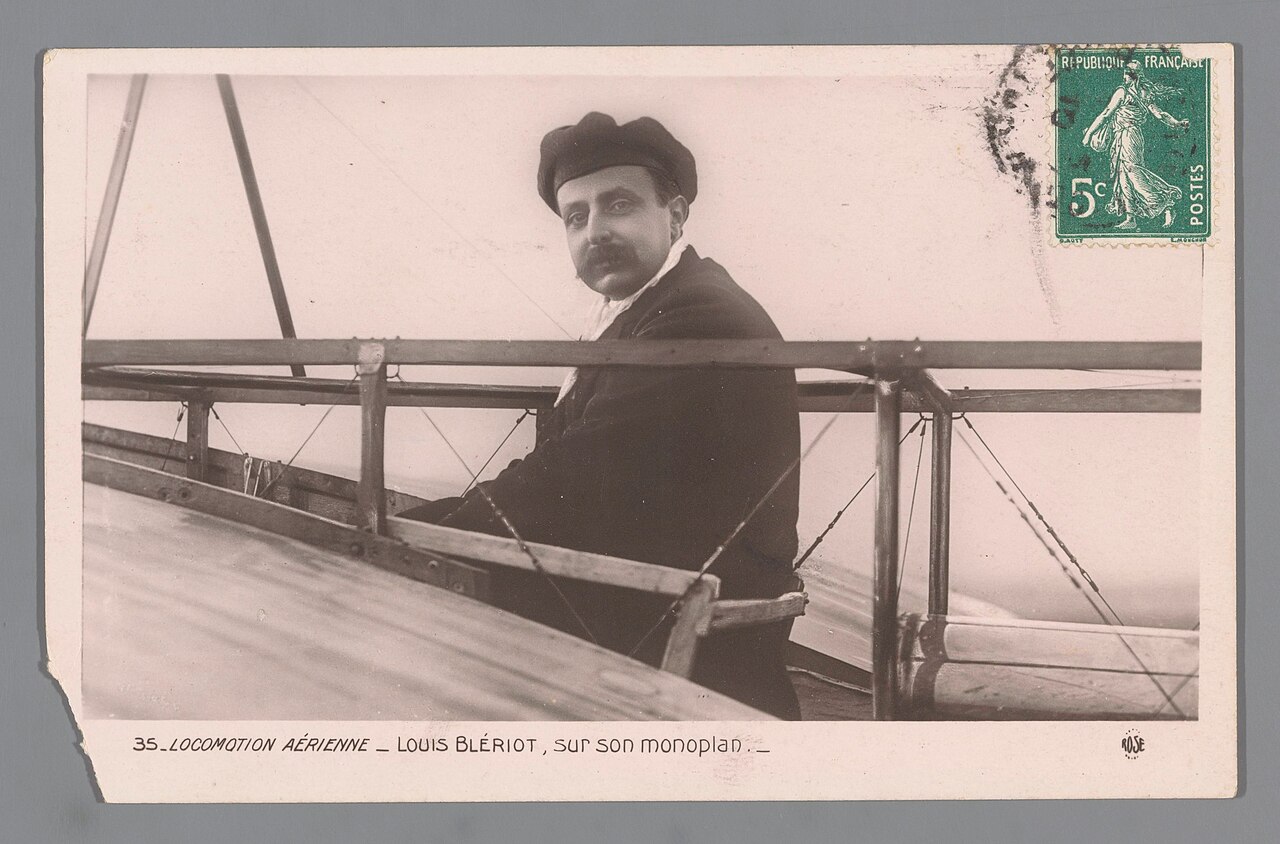Photographie — Louis Blériot sur son monoplan, vers 1909