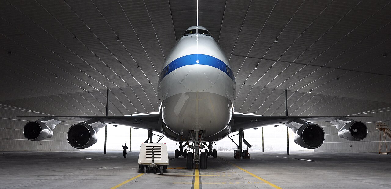 Photographie — Boeing 747SP SOFIA en grande visite dans un hangar de maintenance à Hambourg, 2014