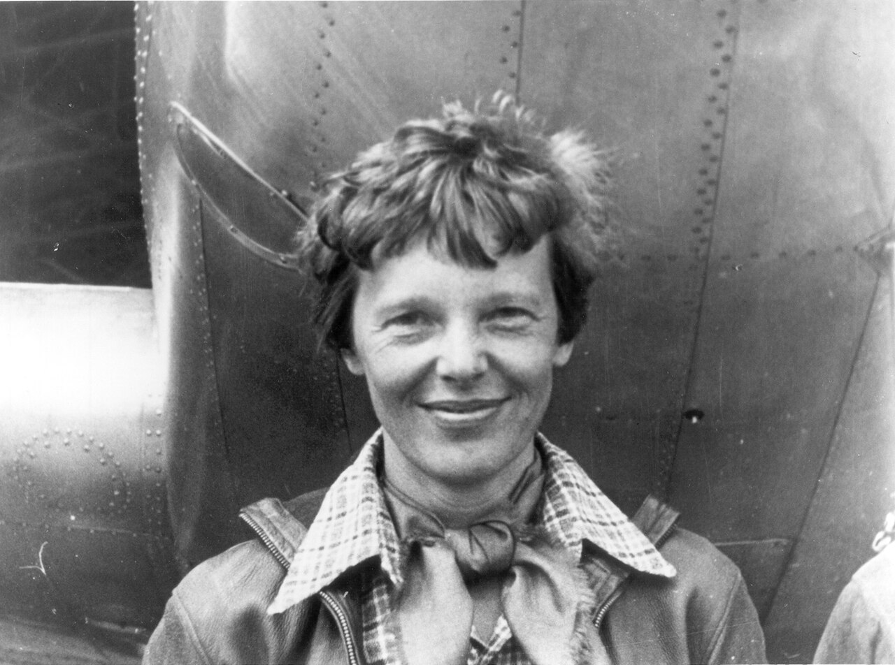 Photographie — Amelia Earhart devant son Lockheed Electra 10-E, 1937