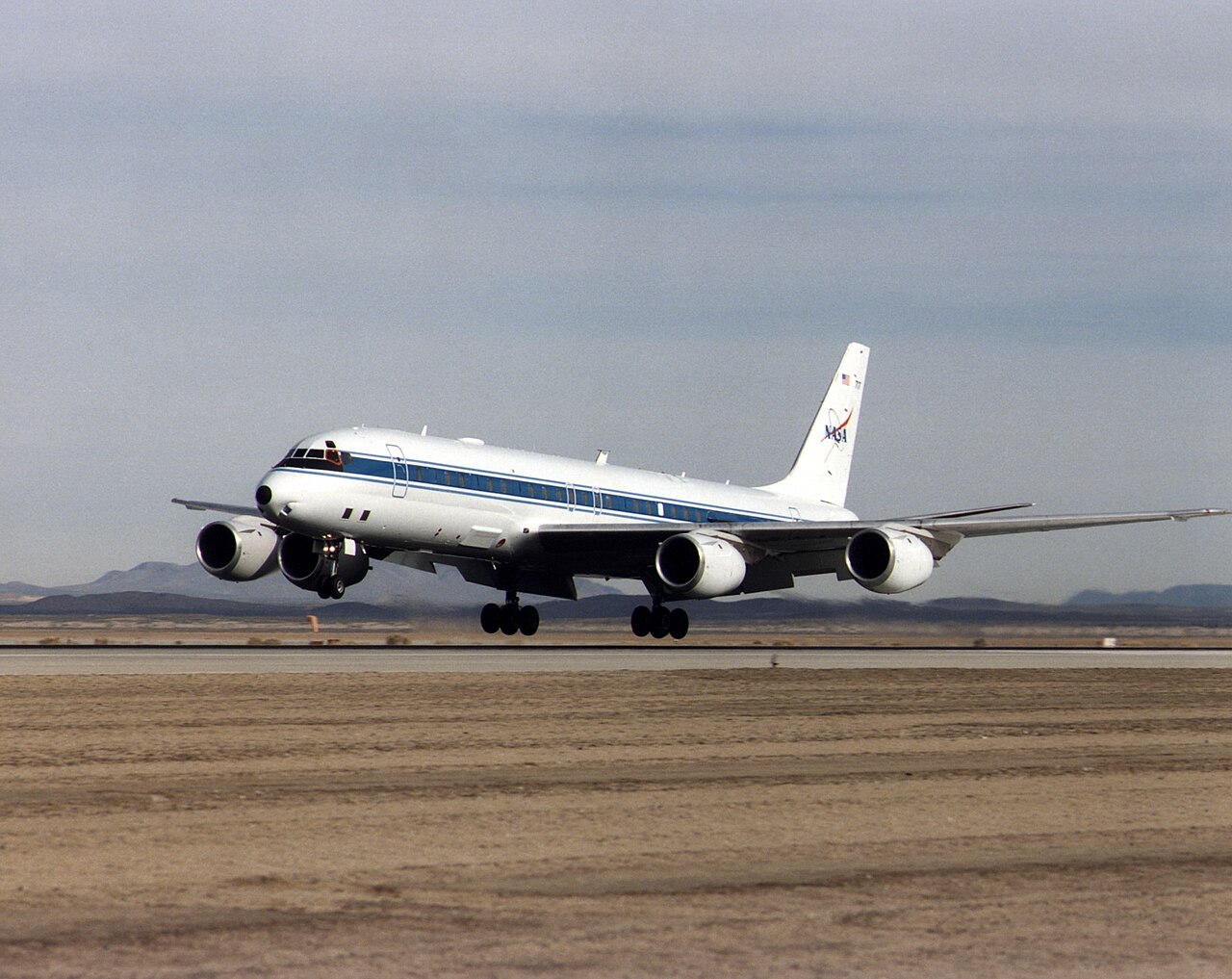 Photographie — Le Douglas DC-8-72 de la NASA à l'atterrissage, 1997