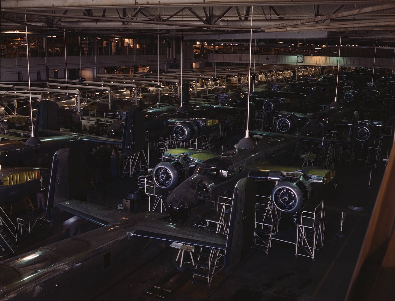 Photographie — Chaîne d'assemblage du B-25, North American Aviation, Inglewood, 1942