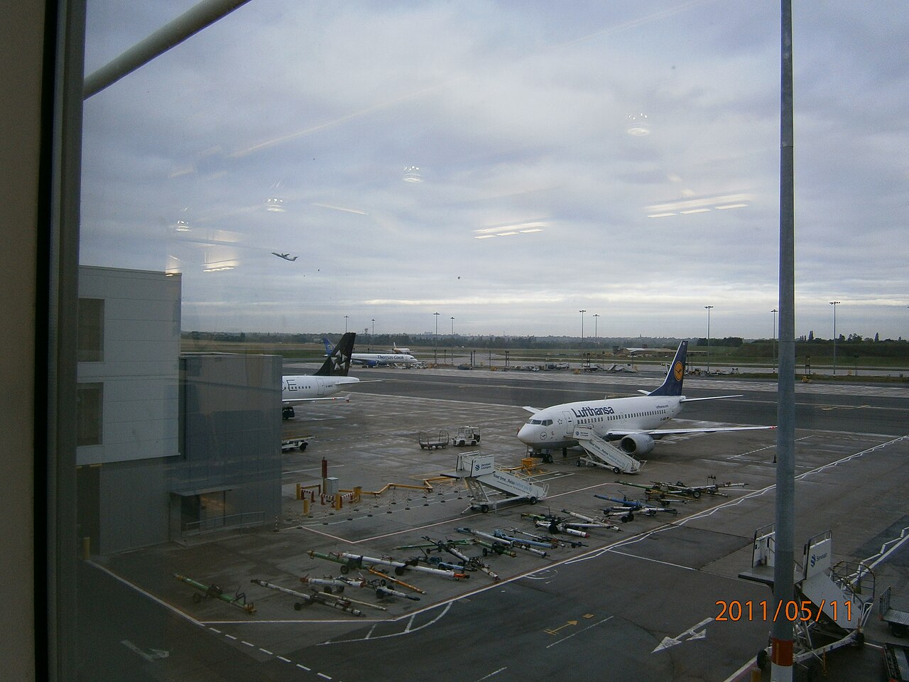 Photographie — Un Boeing 737 et un Airbus A320 sur le tarmac de Birmingham, 2011