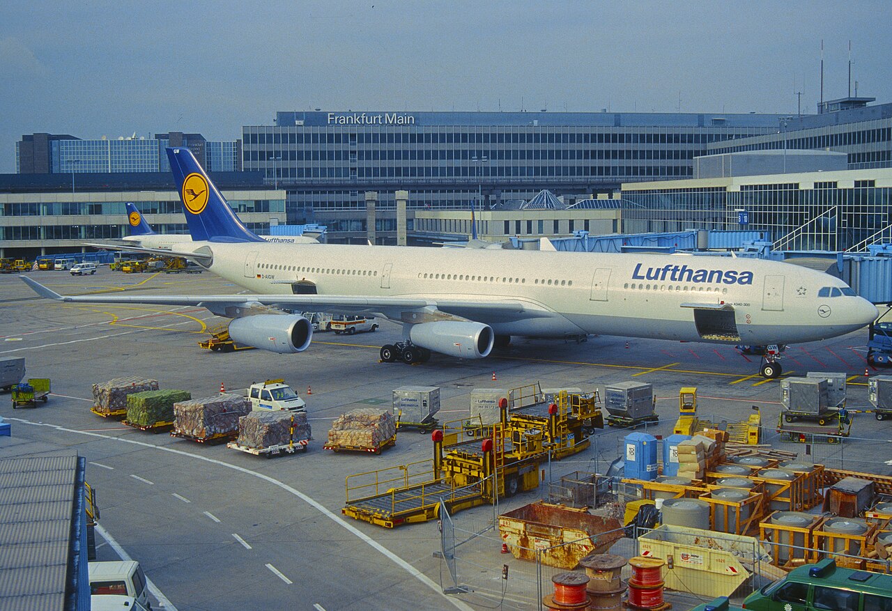 Photographie — Airbus A340-300 de Lufthansa à Francfort, octobre 2000