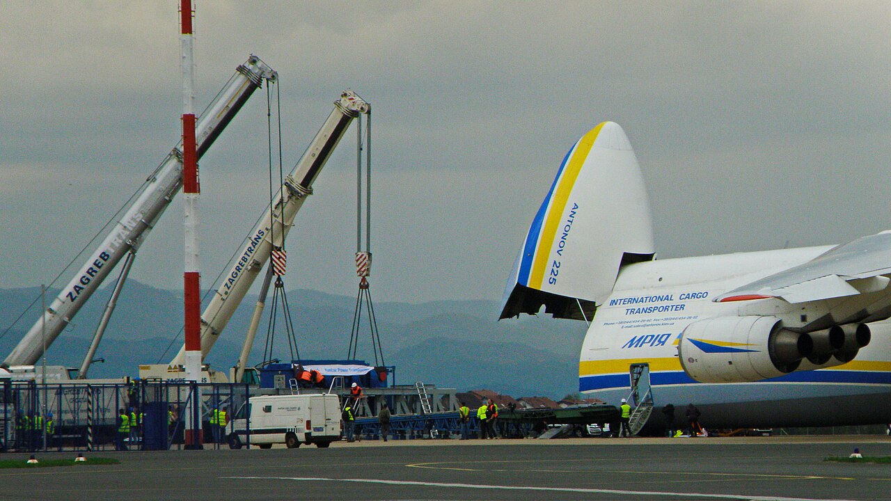 Photographie — Antonov An-225 Mriya en chargement, 2013