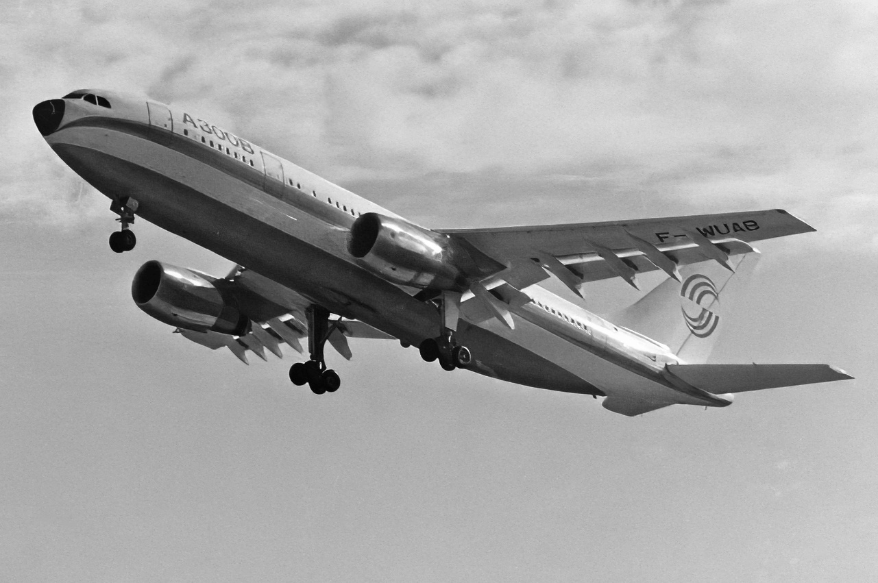 Prototype Airbus A300B en vol au-dessus de Toulouse lors de son premier vol.