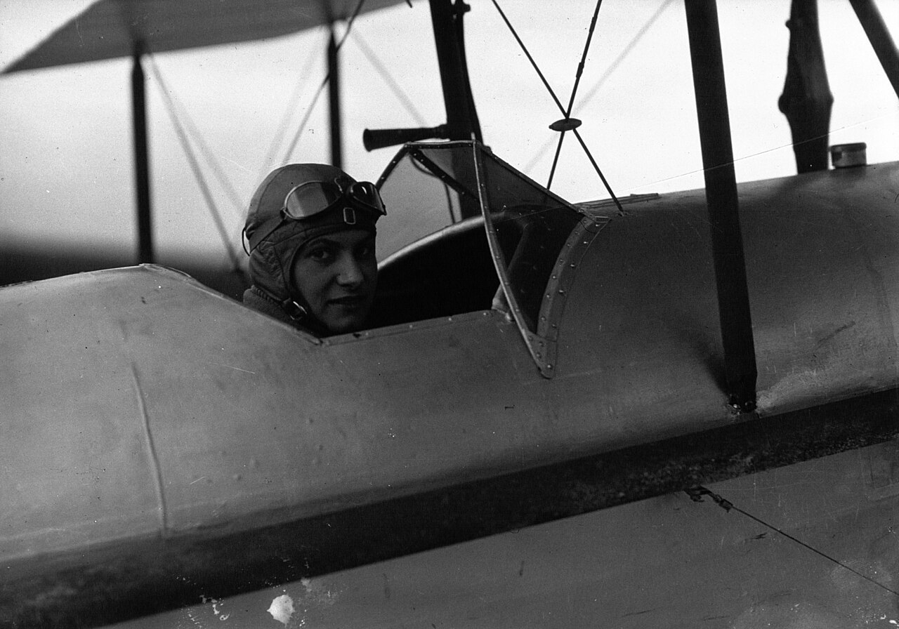 Photographie — Hélène Boucher et son avion au Bourget, 1933