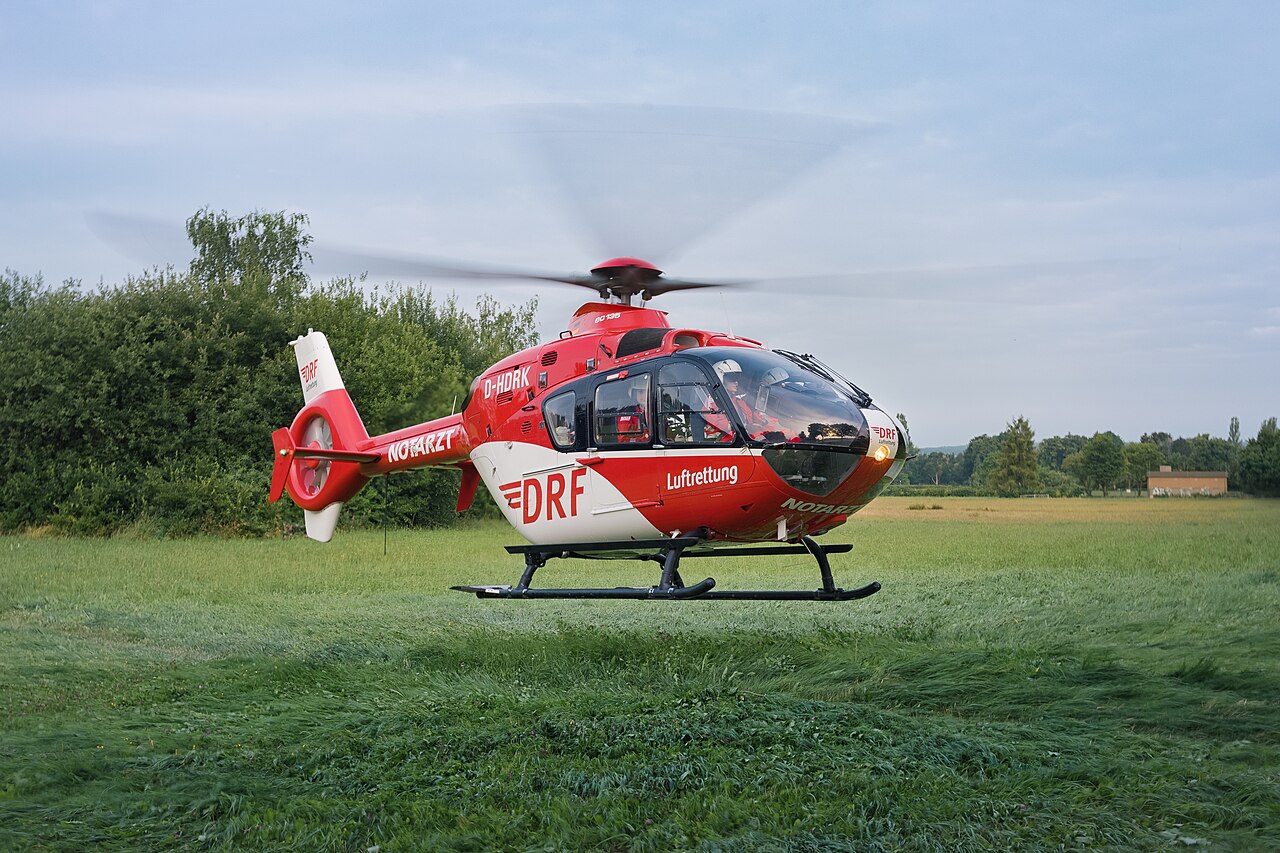 Photographie — Hélicoptère sanitaire Eurocopter EC135 au décollage à Göttingen, 2017