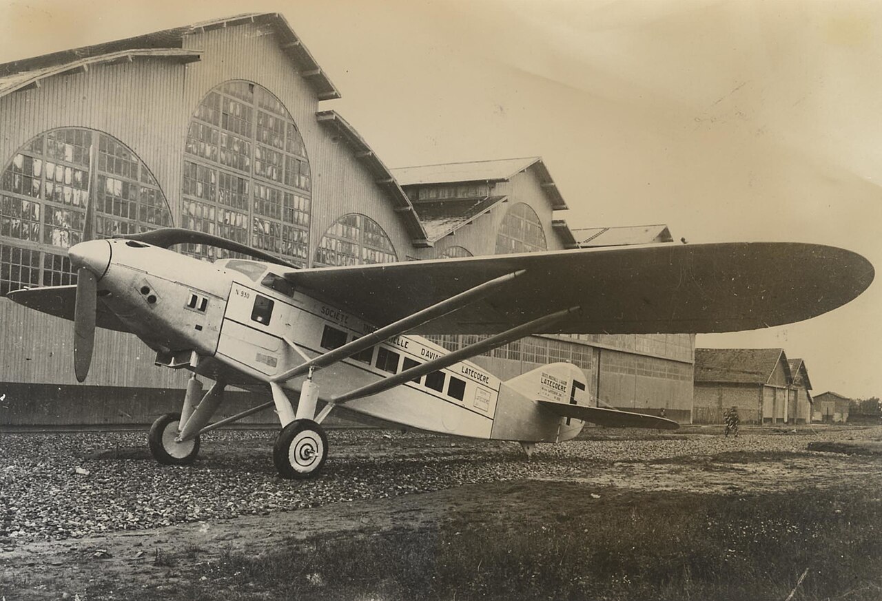 Photographie ancienne d'un monoplan Latécoère 28 au sol sur l'aérodrome de Montaudran.